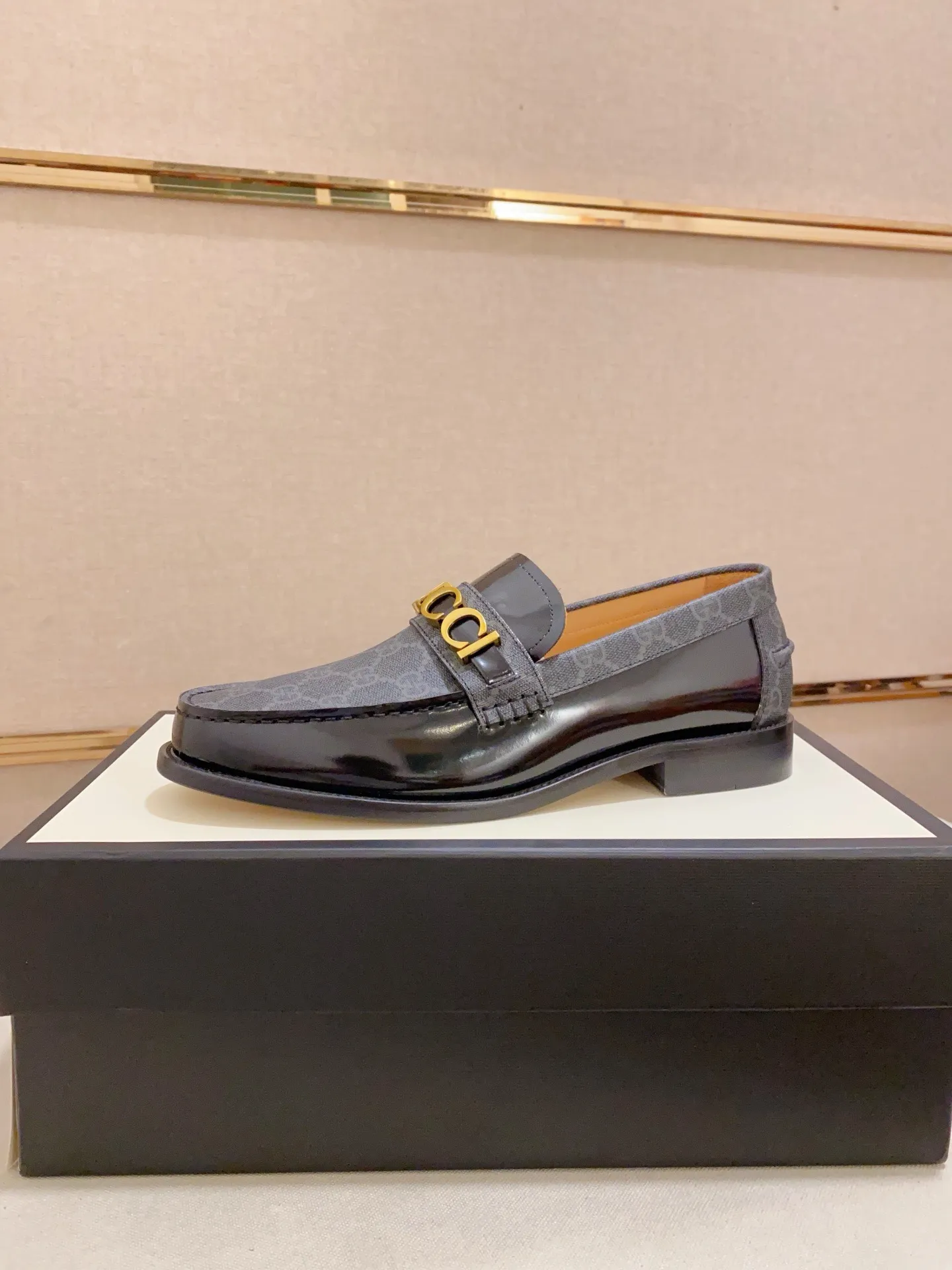 Men's shoes 💰: 580💰 (GUCCI) new series ss hot new products 💢 💠 Casual leather shoes 👞, first layer of cowhide, upper hardware buckle and logo on the side of the shoe, insole and sole with brand logo 💠 💎 Upper: 100% cowhide 💎 Lining: cowhide/100% 💎Feet: cowhide/100% 💎Sole: rubber/100% 💎SIZE: 38 39 40 41 42 43 44 Can be customized 45